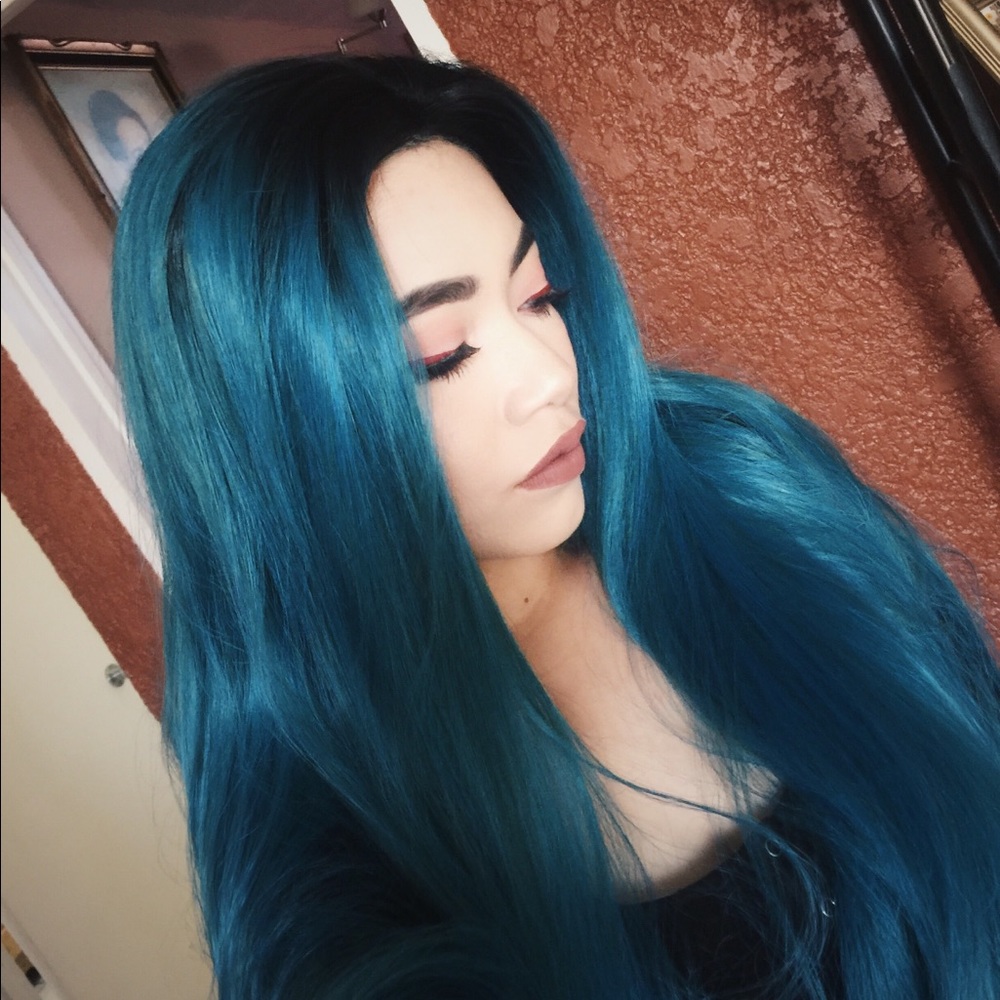 Sea blue wig with black roots